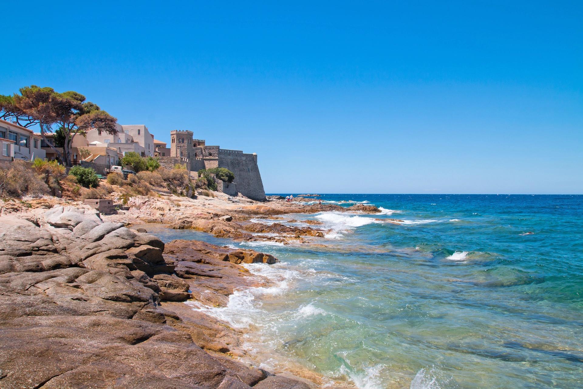 Côte rocheuse entre Calvi et Île Rousse près de l'hôtel San Andrea