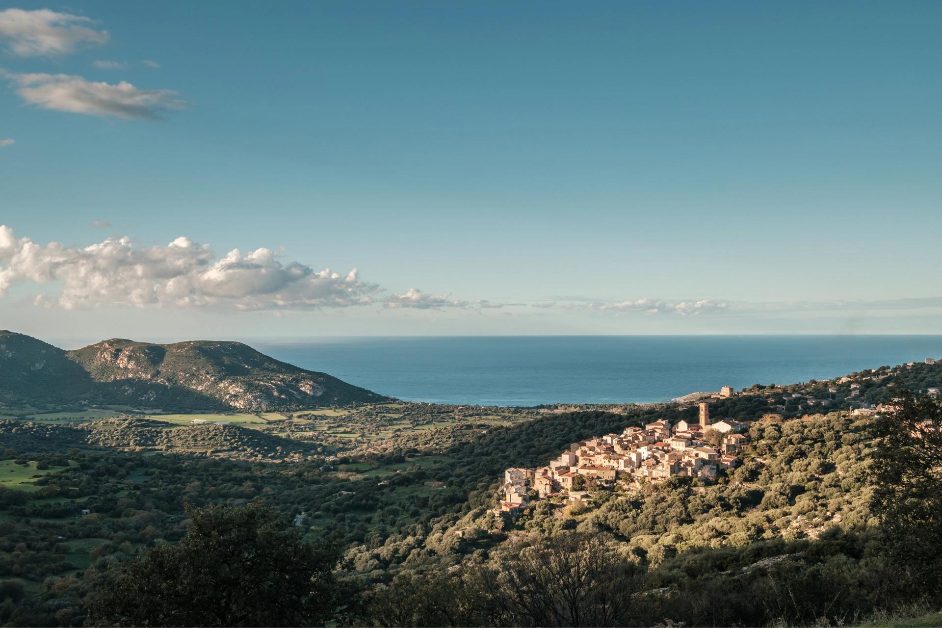 Vue panoramiuqe sur les collines et la mer en Balagne près de l'hôtel San Andrea