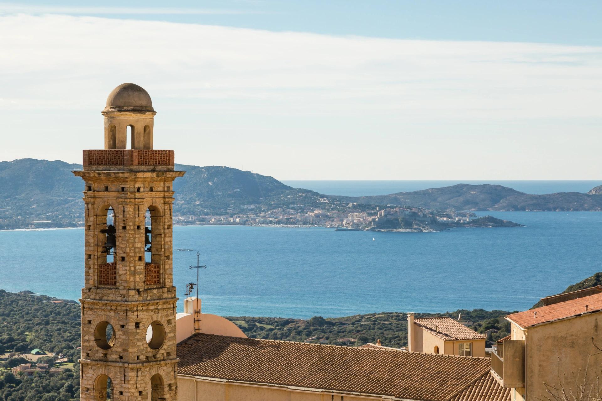 Clocher d'un village de Balagne avec vue sur la baie proche de l'hôtel San Andrea