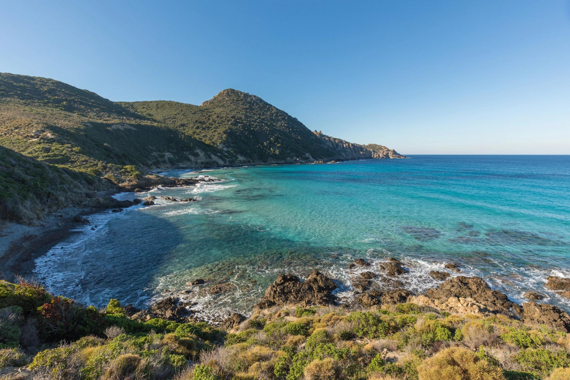 Bord de mer entre Calvi et Île Rousse à proximité de l'hôtel 4 étoiles San Andrea