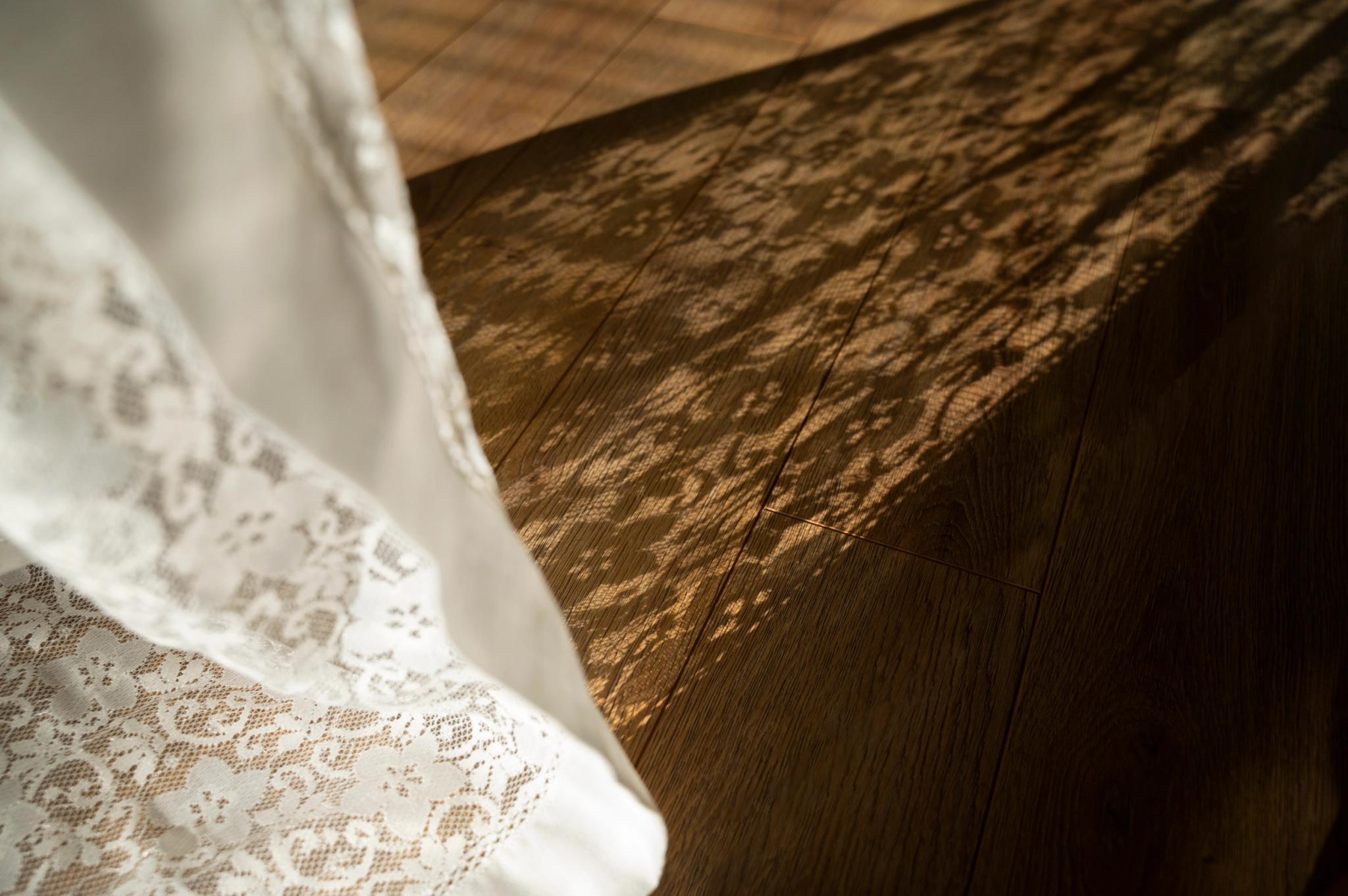 Détail de rideau en dentelle dans une chambre de l'hôtel San Andrea entre Calvi et île Rousse