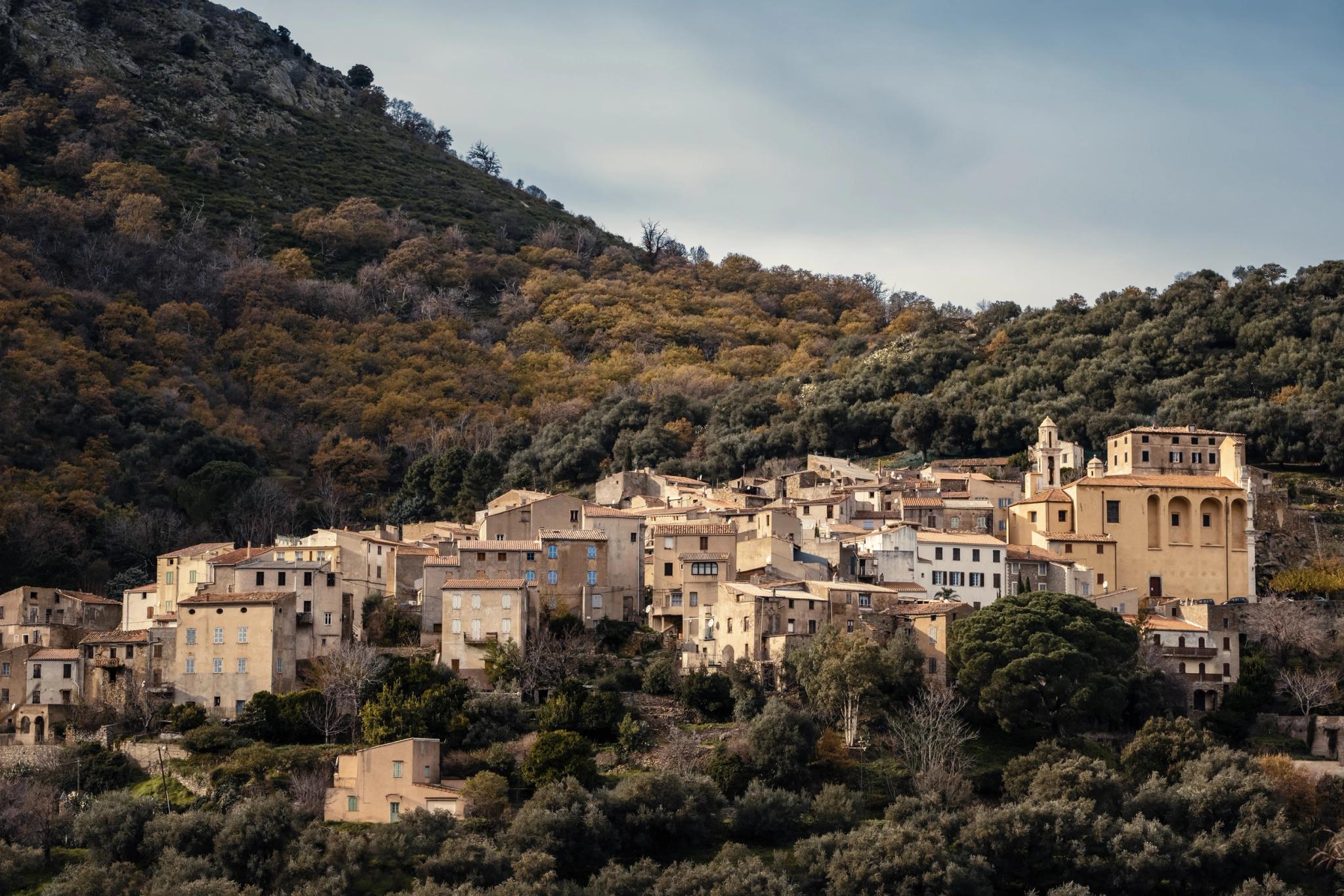 Village typique de Balagne au pied des collines à proximité de l'hôtel San Andrea